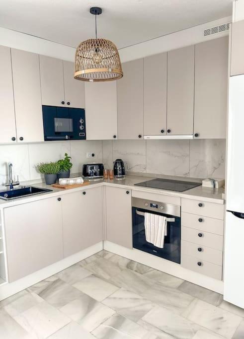 Elegant 2-bedroom With Beautiful Views Appartamento