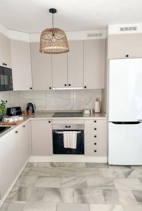 Elegant 2-bedroom With Beautiful Views Appartamento