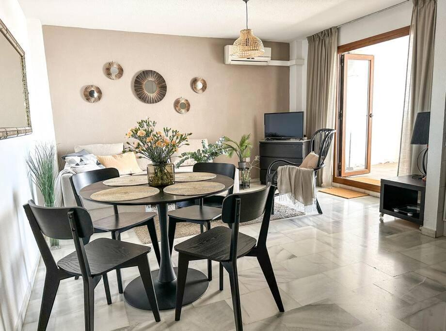 Elegant 2-bedroom With Beautiful Views Appartamento